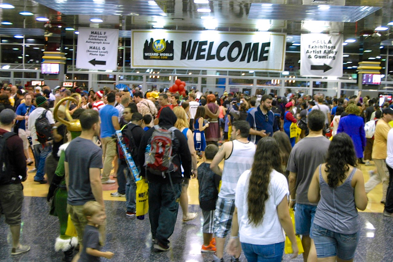 Illustration for article titled Star Trek fandom thrives at Chicago Comic Con